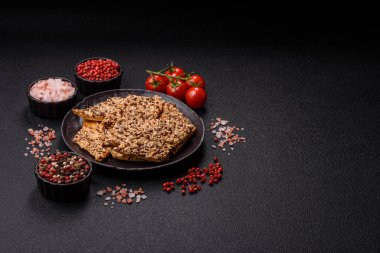 Çıtır ekmek, tohumlu ve tahıllı ince ekmek, fırında kraker. Kabak tohumu, keten ve susam tohumlu çıtır ekmek.