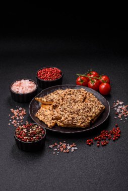 Çıtır ekmek, tohumlu ve tahıllı ince ekmek, fırında kraker. Kabak tohumu, keten ve susam tohumlu çıtır ekmek.