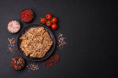 Çıtır ekmek, tohumlu ve tahıllı ince ekmek, fırında kraker. Kabak tohumu, keten ve susam tohumlu çıtır ekmek.