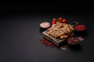 Çıtır ekmek, tohumlu ve tahıllı ince ekmek, fırında kraker. Kabak tohumu, keten ve susam tohumlu çıtır ekmek.