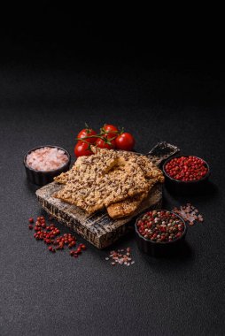 Çıtır ekmek, tohumlu ve tahıllı ince ekmek, fırında kraker. Kabak tohumu, keten ve susam tohumlu çıtır ekmek.