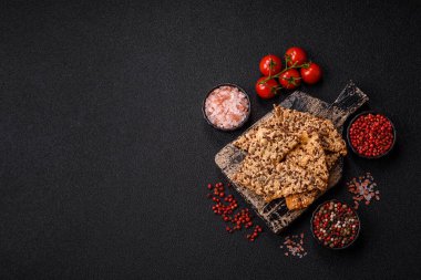 Çıtır ekmek, tohumlu ve tahıllı ince ekmek, fırında kraker. Kabak tohumu, keten ve susam tohumlu çıtır ekmek.