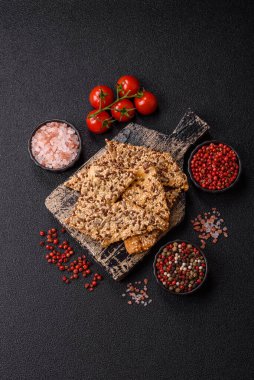 Çıtır ekmek, tohumlu ve tahıllı ince ekmek, fırında kraker. Kabak tohumu, keten ve susam tohumlu çıtır ekmek.