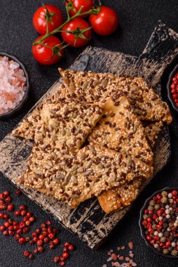 Çıtır ekmek, tohumlu ve tahıllı ince ekmek, fırında kraker. Kabak tohumu, keten ve susam tohumlu çıtır ekmek.