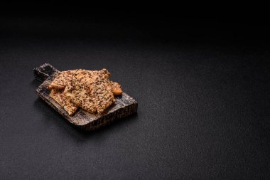 Çıtır ekmek, tohumlu ve tahıllı ince ekmek, fırında kraker. Kabak tohumu, keten ve susam tohumlu çıtır ekmek.