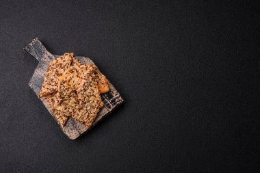 Çıtır ekmek, tohumlu ve tahıllı ince ekmek, fırında kraker. Kabak tohumu, keten ve susam tohumlu çıtır ekmek.