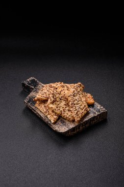 Çıtır ekmek, tohumlu ve tahıllı ince ekmek, fırında kraker. Kabak tohumu, keten ve susam tohumlu çıtır ekmek.