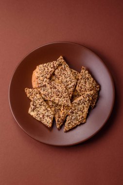 Çıtır ekmek, tohumlu ve tahıllı ince ekmek, fırında kraker. Kabak tohumu, keten ve susam tohumlu çıtır ekmek.