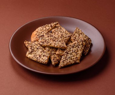 Çıtır ekmek, tohumlu ve tahıllı ince ekmek, fırında kraker. Kabak tohumu, keten ve susam tohumlu çıtır ekmek.