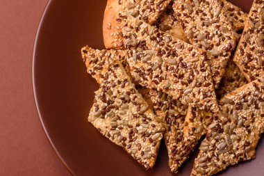 Çıtır ekmek, tohumlu ve tahıllı ince ekmek, fırında kraker. Kabak tohumu, keten ve susam tohumlu çıtır ekmek.