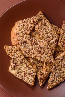 Çıtır ekmek, tohumlu ve tahıllı ince ekmek, fırında kraker. Kabak tohumu, keten ve susam tohumlu çıtır ekmek.