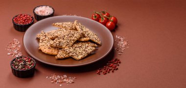 Çıtır ekmek, tohumlu ve tahıllı ince ekmek, fırında kraker. Kabak tohumu, keten ve susam tohumlu çıtır ekmek.