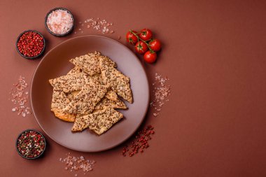 Çıtır ekmek, tohumlu ve tahıllı ince ekmek, fırında kraker. Kabak tohumu, keten ve susam tohumlu çıtır ekmek.