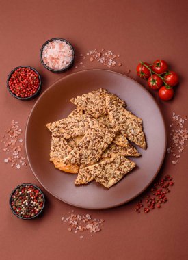 Çıtır ekmek, tohumlu ve tahıllı ince ekmek, fırında kraker. Kabak tohumu, keten ve susam tohumlu çıtır ekmek.