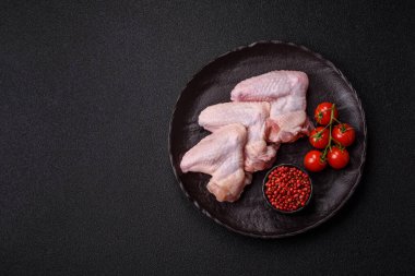Çiğ tavuk kanatları, pişmemiş taze kümes hayvanları. Tuzlu ve baharatlı tavuk ya da hindi kanadı