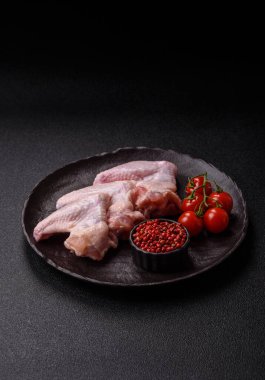 Çiğ tavuk kanatları, pişmemiş taze kümes hayvanları. Tuzlu ve baharatlı tavuk ya da hindi kanadı