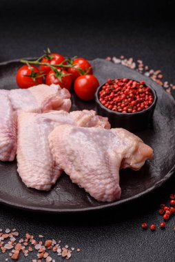 Çiğ tavuk kanatları, pişmemiş taze kümes hayvanları. Tuzlu ve baharatlı tavuk ya da hindi kanadı