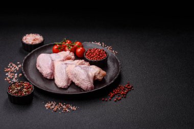 Çiğ tavuk kanatları, pişmemiş taze kümes hayvanları. Tuzlu ve baharatlı tavuk ya da hindi kanadı