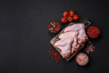 Çiğ tavuk kanatları, pişmemiş taze kümes hayvanları. Tuzlu ve baharatlı tavuk ya da hindi kanadı
