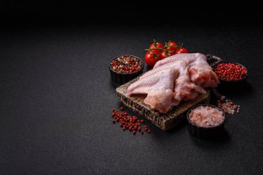 Çiğ tavuk kanatları, pişmemiş taze kümes hayvanları. Tuzlu ve baharatlı tavuk ya da hindi kanadı