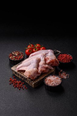 Çiğ tavuk kanatları, pişmemiş taze kümes hayvanları. Tuzlu ve baharatlı tavuk ya da hindi kanadı