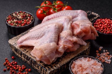 Çiğ tavuk kanatları, pişmemiş taze kümes hayvanları. Tuzlu ve baharatlı tavuk ya da hindi kanadı