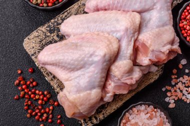 Çiğ tavuk kanatları, pişmemiş taze kümes hayvanları. Tuzlu ve baharatlı tavuk ya da hindi kanadı