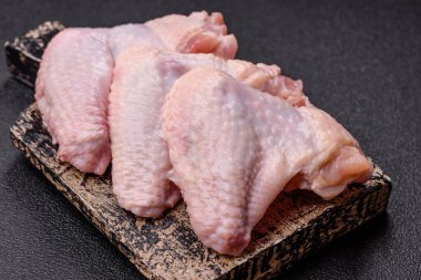 Çiğ tavuk kanatları, pişmemiş taze kümes hayvanları. Tuzlu ve baharatlı tavuk ya da hindi kanadı