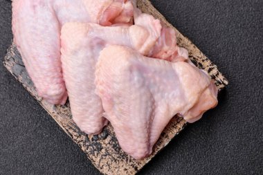 Çiğ tavuk kanatları, pişmemiş taze kümes hayvanları. Tuzlu ve baharatlı tavuk ya da hindi kanadı