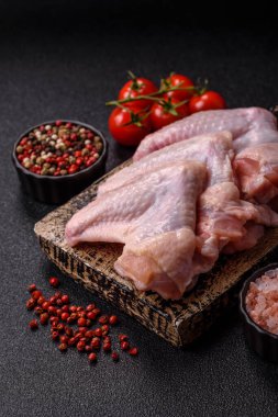 Çiğ tavuk kanatları, pişmemiş taze kümes hayvanları. Tuzlu ve baharatlı tavuk ya da hindi kanadı