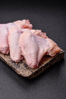 Çiğ tavuk kanatları, pişmemiş taze kümes hayvanları. Tuzlu ve baharatlı tavuk ya da hindi kanadı