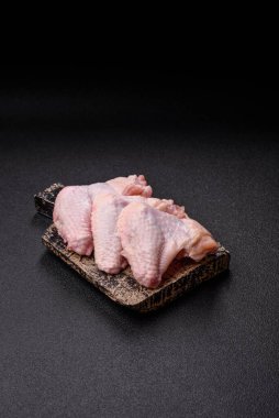 Çiğ tavuk kanatları, pişmemiş taze kümes hayvanları. Tuzlu ve baharatlı tavuk ya da hindi kanadı