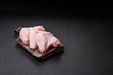 Çiğ tavuk kanatları, pişmemiş taze kümes hayvanları. Tuzlu ve baharatlı tavuk ya da hindi kanadı