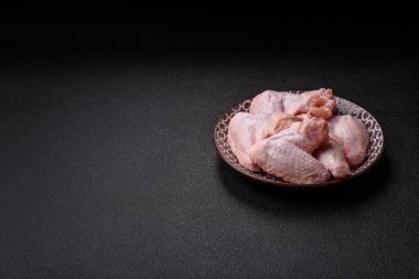 Çiğ tavuk kanatları, pişmemiş taze kümes hayvanları. Tuzlu ve baharatlı tavuk ya da hindi kanadı