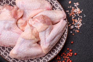 Çiğ tavuk kanatları, pişmemiş taze kümes hayvanları. Tuzlu ve baharatlı tavuk ya da hindi kanadı