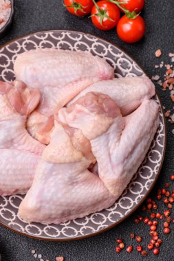 Çiğ tavuk kanatları, pişmemiş taze kümes hayvanları. Tuzlu ve baharatlı tavuk ya da hindi kanadı