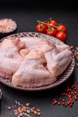 Çiğ tavuk kanatları, pişmemiş taze kümes hayvanları. Tuzlu ve baharatlı tavuk ya da hindi kanadı