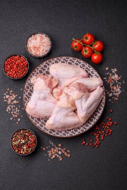 Çiğ tavuk kanatları, pişmemiş taze kümes hayvanları. Tuzlu ve baharatlı tavuk ya da hindi kanadı