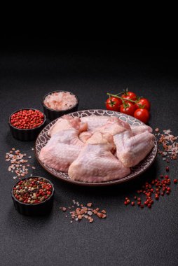 Çiğ tavuk kanatları, pişmemiş taze kümes hayvanları. Tuzlu ve baharatlı tavuk ya da hindi kanadı