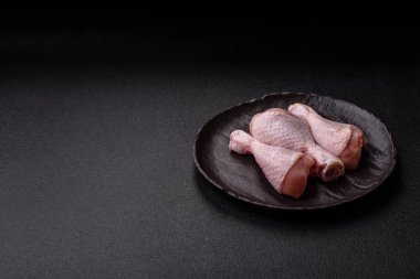 Çiğ tavuk bacağı, taze pişmemiş tavuk eti. Tuzlu ve baharatlı tavuk ya da hindi bacağı