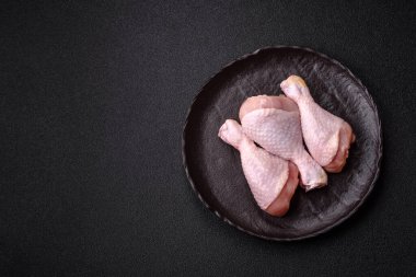 Çiğ tavuk bacağı, taze pişmemiş tavuk eti. Tuzlu ve baharatlı tavuk ya da hindi bacağı