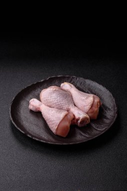 Çiğ tavuk bacağı, taze pişmemiş tavuk eti. Tuzlu ve baharatlı tavuk ya da hindi bacağı