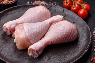 Çiğ tavuk bacağı, taze pişmemiş tavuk eti. Tuzlu ve baharatlı tavuk ya da hindi bacağı