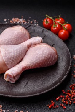 Çiğ tavuk bacağı, taze pişmemiş tavuk eti. Tuzlu ve baharatlı tavuk ya da hindi bacağı