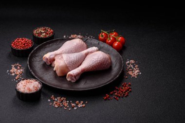 Çiğ tavuk bacağı, taze pişmemiş tavuk eti. Tuzlu ve baharatlı tavuk ya da hindi bacağı