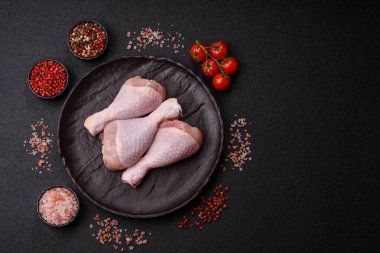 Çiğ tavuk bacağı, taze pişmemiş tavuk eti. Tuzlu ve baharatlı tavuk ya da hindi bacağı