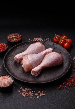 Çiğ tavuk bacağı, taze pişmemiş tavuk eti. Tuzlu ve baharatlı tavuk ya da hindi bacağı