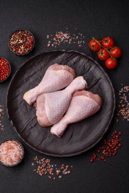 Çiğ tavuk bacağı, taze pişmemiş tavuk eti. Tuzlu ve baharatlı tavuk ya da hindi bacağı