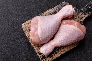 Çiğ tavuk bacağı, taze pişmemiş tavuk eti. Tuzlu ve baharatlı tavuk ya da hindi bacağı