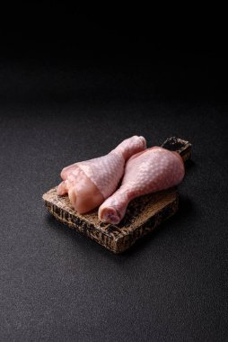 Çiğ tavuk bacağı, taze pişmemiş tavuk eti. Tuzlu ve baharatlı tavuk ya da hindi bacağı